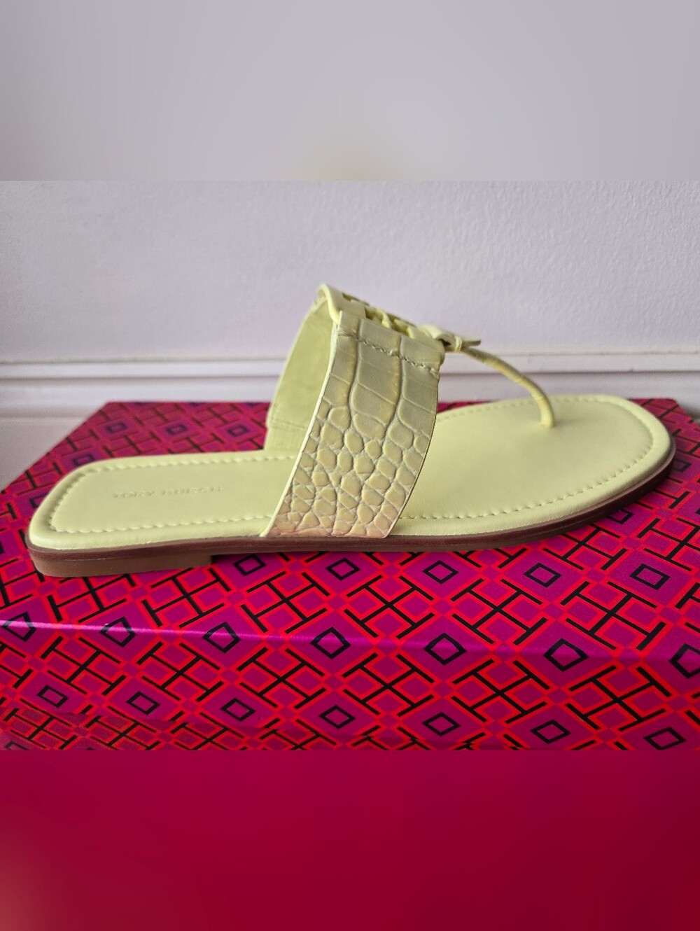 Brand New Tory Burch Light Yellow Leather Georgia Thong Sandal - Picture 3 of 4